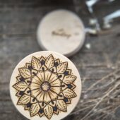 Handgebranntes Aufbewahrungs-Glas mit Mandala Love-Motiv aus der BrandLing-Stube.