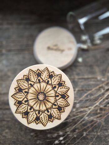 Handgebranntes Aufbewahrungs-Glas mit Mandala Love-Motiv aus der BrandLing-Stube.