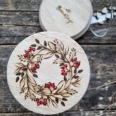 Handgebranntes Aufbewahrungs-Glas mit Beerenkränzchen-Motiv aus der BrandLing-Stube.