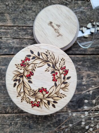 Handgebranntes Aufbewahrungs-Glas mit Beerenkränzchen-Motiv aus der BrandLing-Stube.