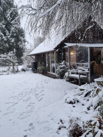 BrandLinge Stube in Kölliken im Winter – gemütliches Atelier und Kurslokal für Brandmalerei.