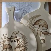 Herbst-Workshop Brandmalerei mit Rundbrett aus Schweizer Ahorn. Auswahl zwischen Pilz, Kürbis oder Gespenst.
